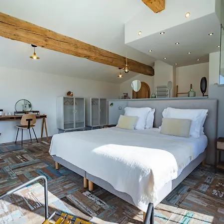 Couette-café Mas Du Couvin 5*